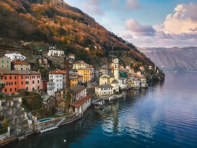 Village italien au bord d’un lac